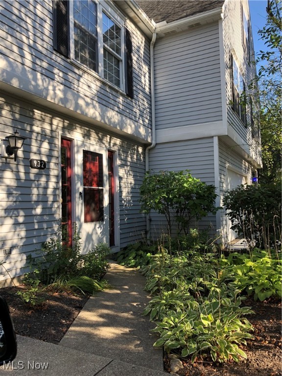 Spacious Townhouse condo on cul-de-sac in Greentree! Features include 2 car garage; Greatroom with skylights, soaring ceilings, and gas fireplace. 2nd levels spacious loft, master bedroom, and full bath and additional loft area that could be used as 3rd bedroom.
Main level includes Greatroom, dining room, kitchen with breakfast area, pantry, and bedroom. Lower level has laundry room, family room and foyer.