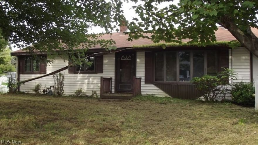 Vinyl ranch that sits on 2 parcel in Lake Twp. 2 acres. Oak kitchen , bay window in living room, Family room with frpl walk out lower level
2 car attached garage with additional space for workshop.