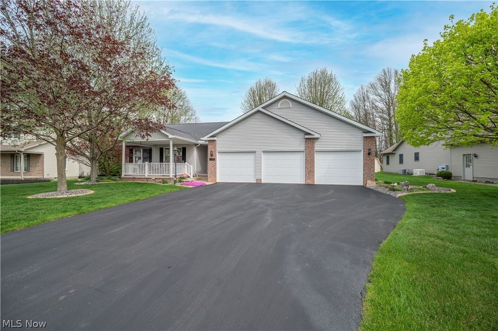 Photo of 11 Spring Creek Drive, Cortland, OH 44410 (MLS # 5203059)