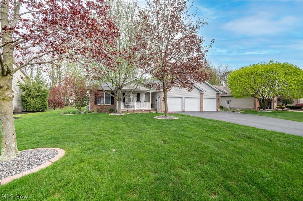 Photo of 11 Spring Creek Drive, Cortland, OH 44410 (MLS # 5203059)