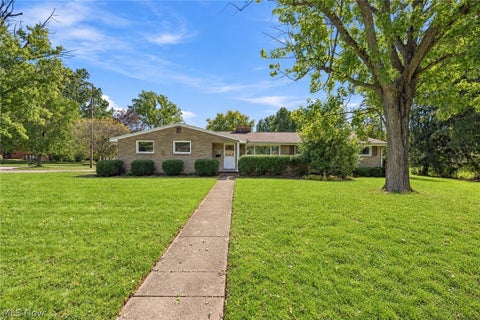 Photo of 622 Summit Street SE, North Canton, OH 44720 (MLS # 5250569)