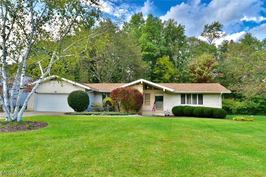 Sprawling ranch home nestled in a well established neighborhood looking for a new owner. Is that you? Spacious rooms and plenty of natural sunlight. The fabulously well-equip eat-in kitchen offers an abundance of oak cabinetry for storage and counter space for meal prep. The family room makes for the perfect entertaining spot and is full of unique characteristics with wood beams, stone fireplace and parquet flooring. This then leads to and enclosed patio overlooking the mature tree lined backyard. Generously sized bedrooms with great closet space. Partially finished basement. This is a Must See.....
New roof 2013.
New furnace 2014.