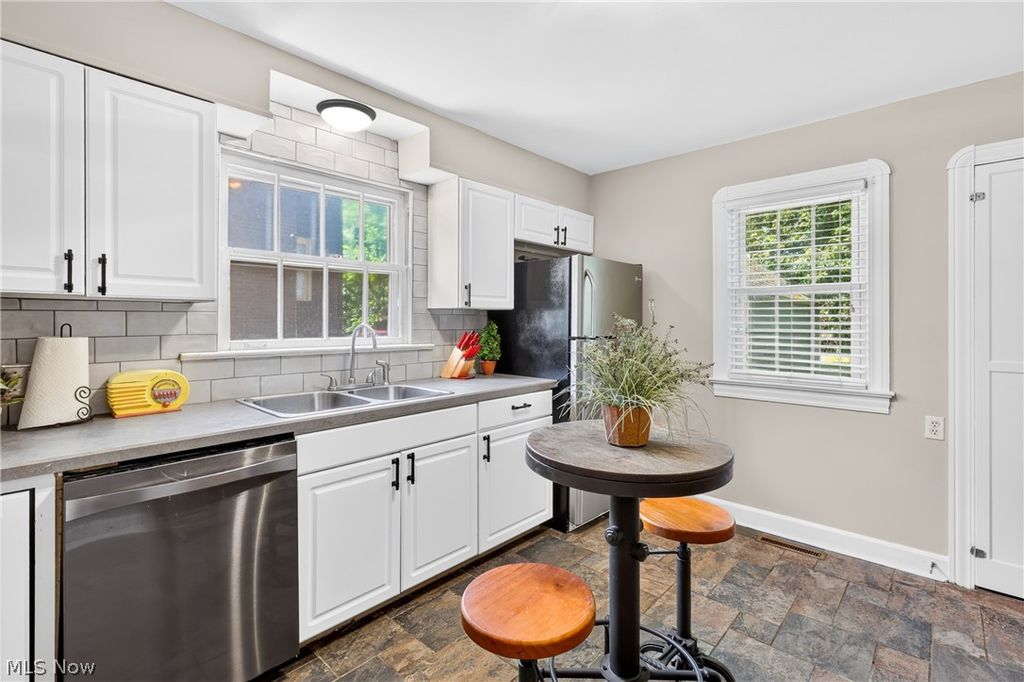 Photo of 2242 Cordova Avenue, Youngstown, OH 44504 (MLS # 5223324)