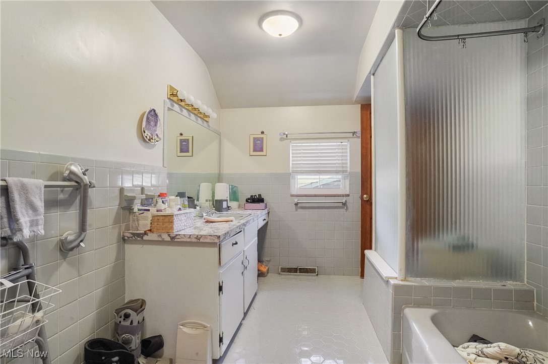 Akron, Ohio 44313, United States, 3 Bedrooms Bedrooms, ,3 BathroomsBathrooms,Residential,Contingent,39635