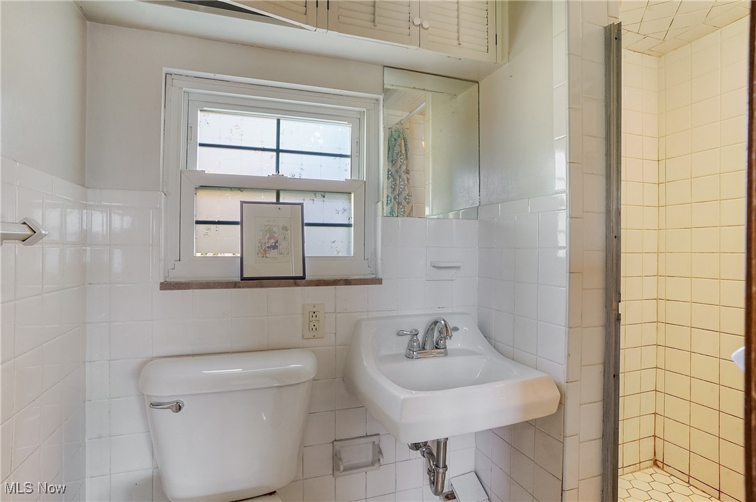 Akron, Ohio 44313, United States, 3 Bedrooms Bedrooms, ,3 BathroomsBathrooms,Residential,Contingent,39635