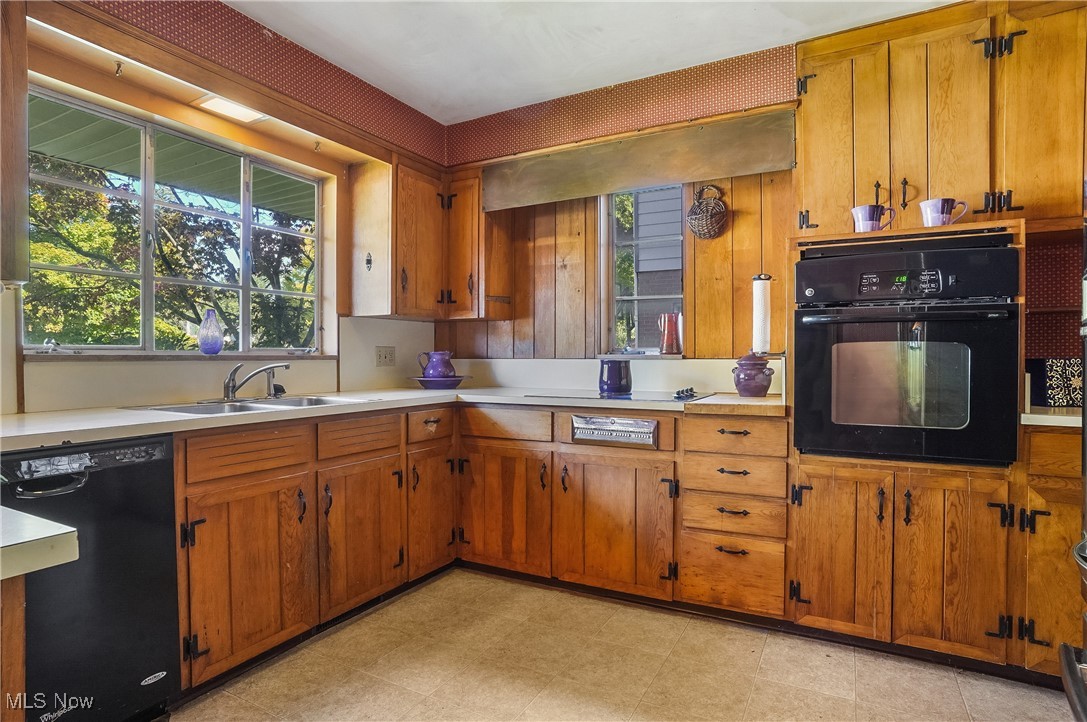 Akron, Ohio 44313, United States, 3 Bedrooms Bedrooms, ,3 BathroomsBathrooms,Residential,Contingent,39635