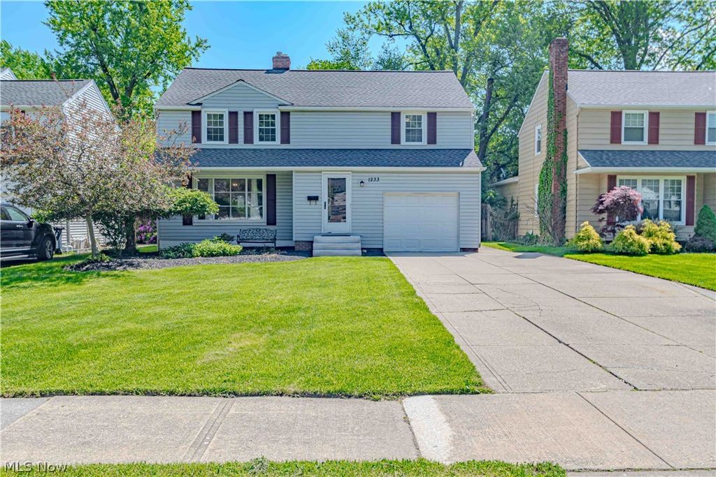 Photo of 1233 Brainard Road, Lyndhurst, OH 44124 (MLS # 5211791)