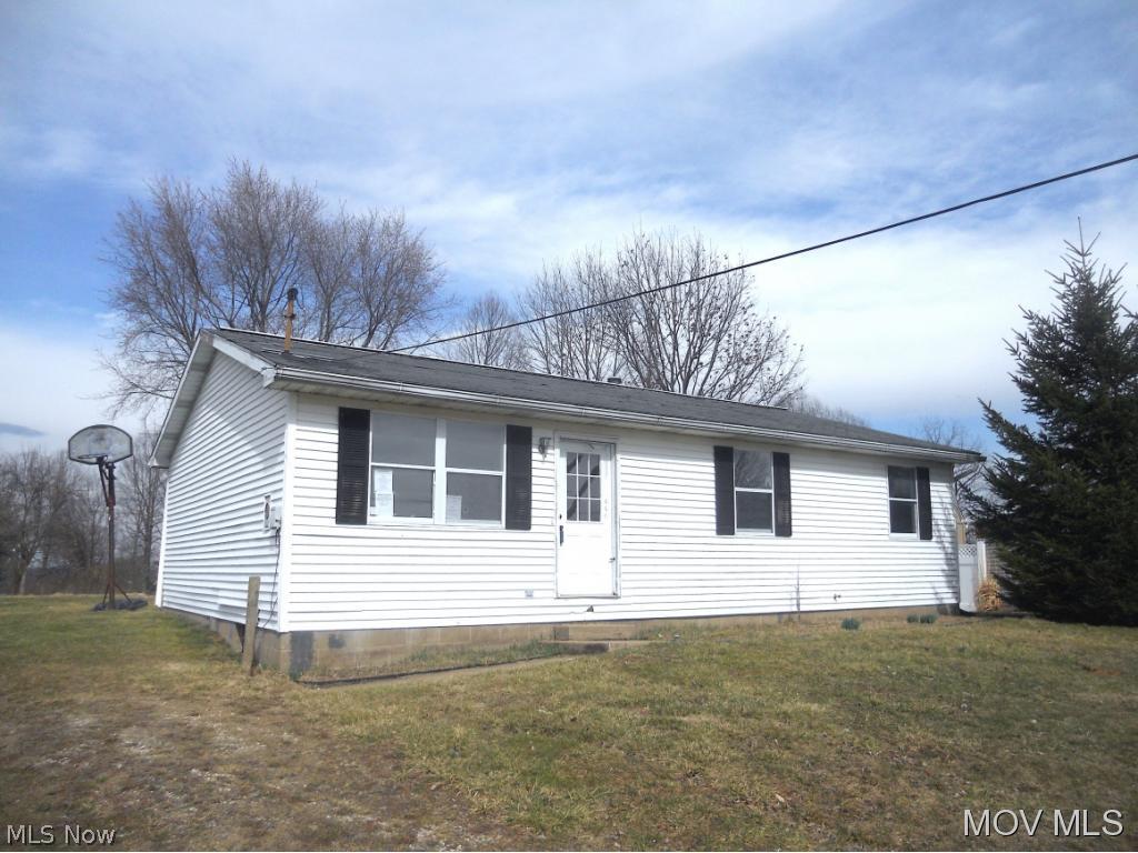2 Bedroom home with single floor living located in a country setting with a large lot. Elem: Barlow-Vincent Elementary Scho Elem/Bus: Y JrHigh: Warren Middle JrHigh/Bus: Y High: Warren High School High/Bus: Y Fire: VOL Police: SHF PossFreeGas: N ;SQFT=Fin Bsmt:0, Fin Above:1040, Fin Total:1040, Unfin Bsmt:1040, Unfin Above:1040;PRKG= Off Street