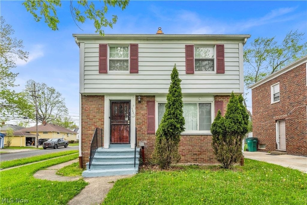 Photo of 5440 Hollywood Avenue, Maple Heights, OH 44137 (MLS # 5206745)