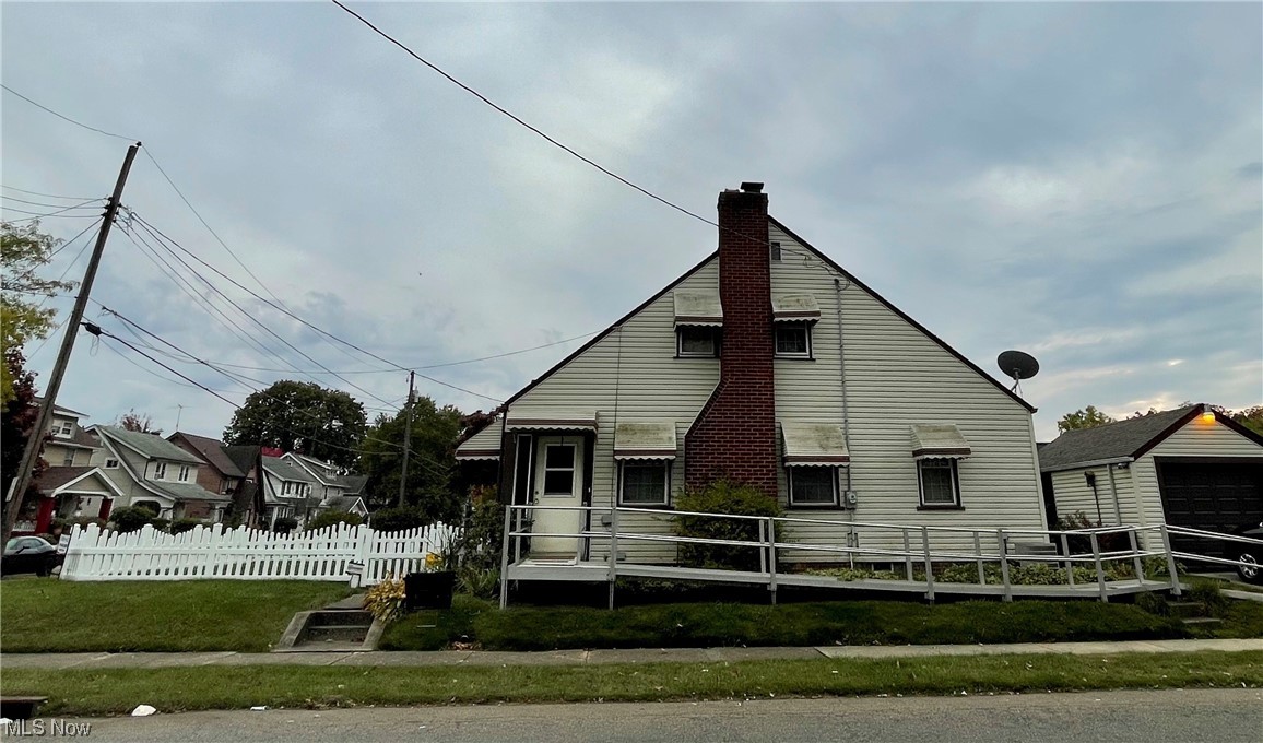 Main image without alt text