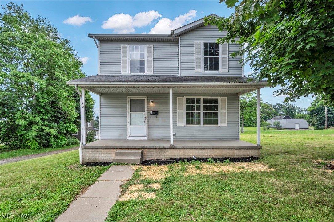 Welcome to 42 S Seneca Ave! A Beautifully updated 3-bedroom, 1.5 bath, two-story home in Alliance.
The main floor offers a spacious living area, updated flooring, fresh paint, and a light-filled kitchen perfect for everyday living or entertaining. Upstairs, you’ll find three well sized bedrooms and a full bath. Outside, enjoy a low maintenance yard and a detached garage.
Conveniently located near local shops, schools, and Mount Union University, this home is move-in ready and full of potential.
Don’t miss your chance to make this charming property your own!