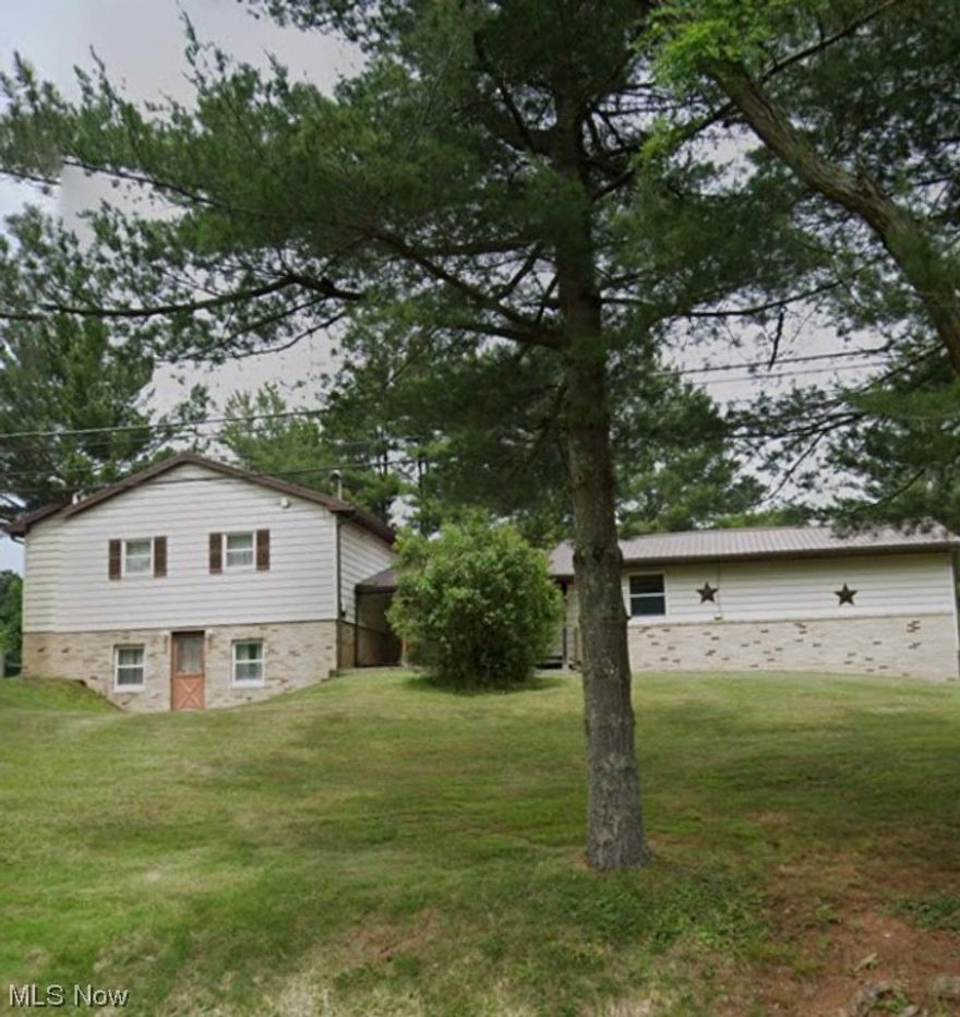 Welcome to this 2300 sq ft, 3 bedrooms including roomy closets, 2 full bathrooms with a walk-out basement.  This sits on a quiet setting of 2.67 Acres
Utilities: AEP electric, Columbia Gas (stove, dryer, furnace, hot water heater), Little Hocking water, Spectrum internet