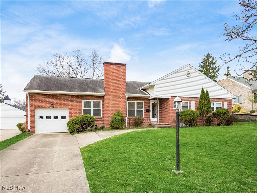 2721 E Ridgewood Circle, Zanesville, Ohio image 1