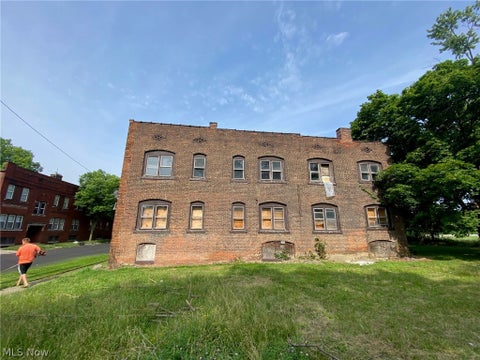 Tiny photo for 15213 Ridpath Avenue, Cleveland, OH 44110 (MLS # 5246041)
