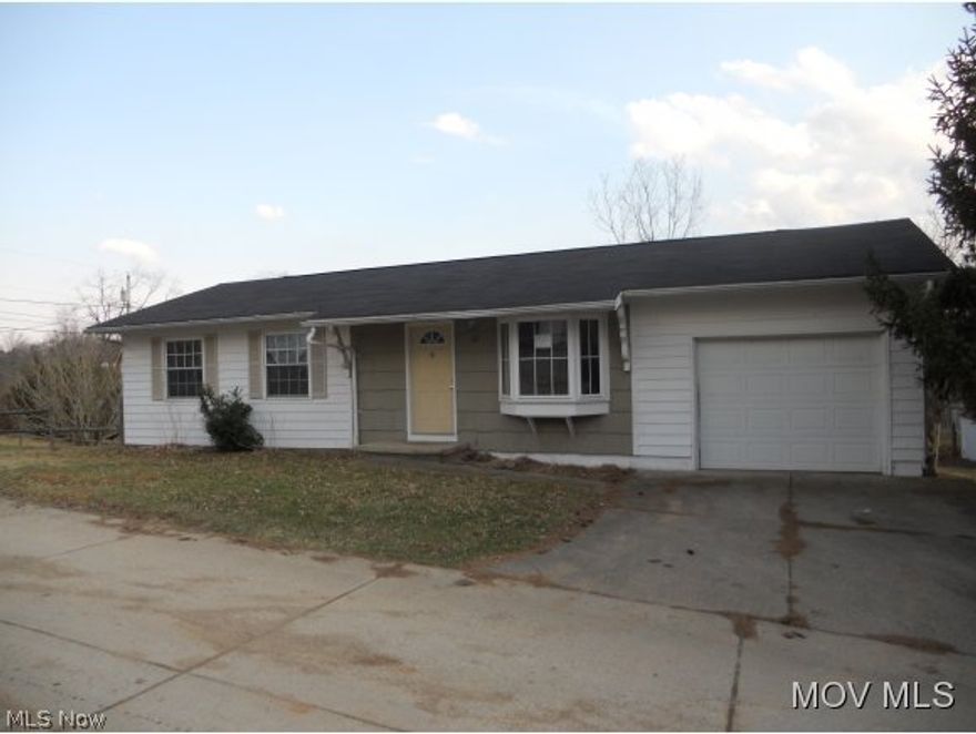 This 3 bedroom Ranch home situated on a corner lot fts. a spacious eat in kitchen, insulated windows and 1st floor laundry.  Elem: Emerson Elementary School  Elem/Bus: Y  JrHigh: Jackson Jr. High School  JrHigh/Bus: Y  High: Parkersburg High  High/Bus: Y  Fire: VOL  Police: SHF  ;SQFT=Fin Above:960, Fin Total:960, Unfin Above:0, Unfin Total:Y