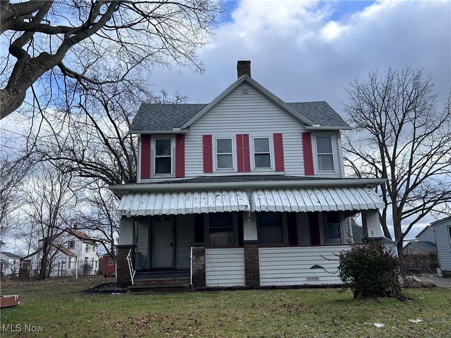 Located just minutes from downtown, this duplex offers incredible potential for investors or owner-occupants. Each spacious unit features 3 bedrooms and 1 full bath, with an easy up-and-down layout. The property includes aluminum siding, a detached garage, and is situated on a quiet street close to both the hospital and the university — an ideal location for long-term tenants or lucrative short-term rentals.
While this home is a fixer-upper, it’s packed with upside: update the interiors and immediately increase value and cash flow. With strong rental demand in the area, this is the perfect chance to create a high-performing asset in the heart of Akron. Don’t miss out!
Can be sold with portfolio.  861 Yale is right next door for sale within this portfolio.