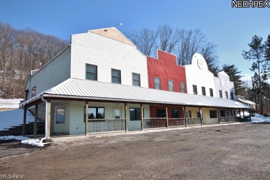 One story apartment with two bedrooms, nice size bathroom with washer/dryer hookups, nice size living room, kitchen with stove, refrigerator, and dishwasher.  Tenant pays electric and cable.  Owner pays water, sewer, and trash pickup.  Parking outside your door.  Close to downtown Zanesville and the bridge 719 to South Zanesville.  Free rent for the remainder of January to qualified applicants.