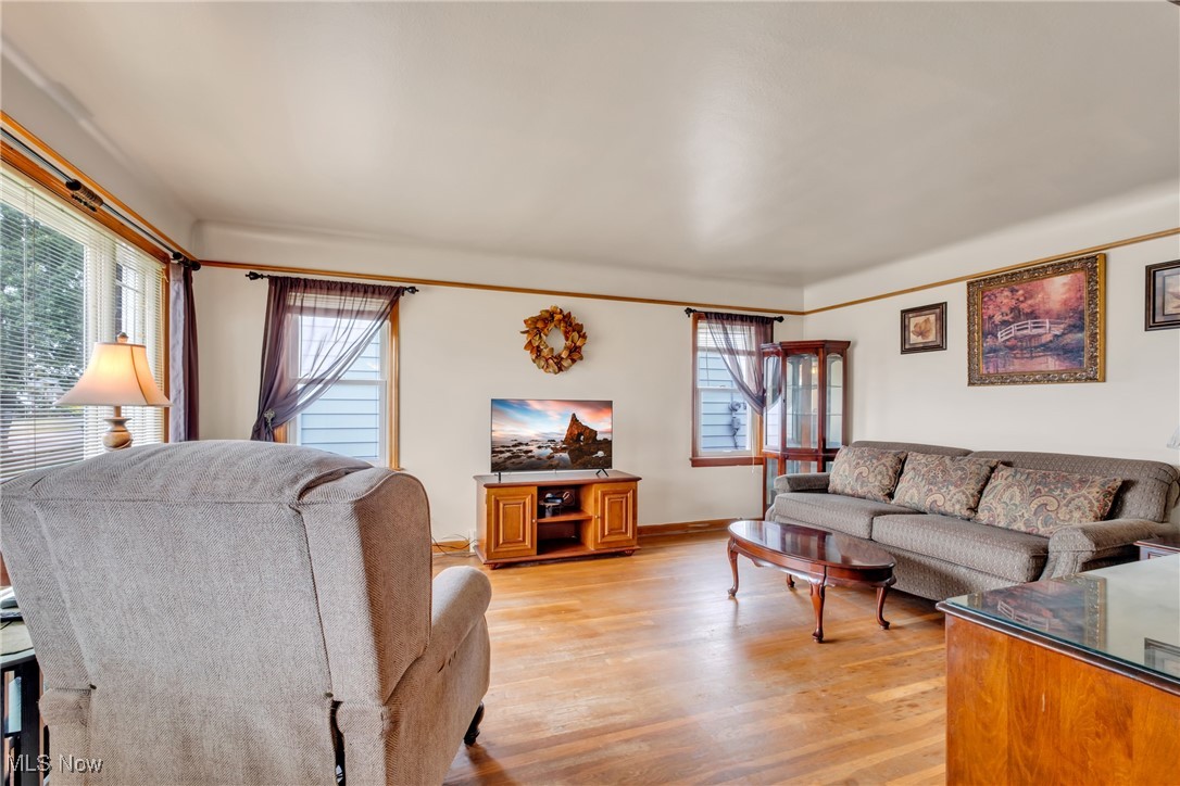 5806 Sunderland Drive, Parma, Ohio image 9