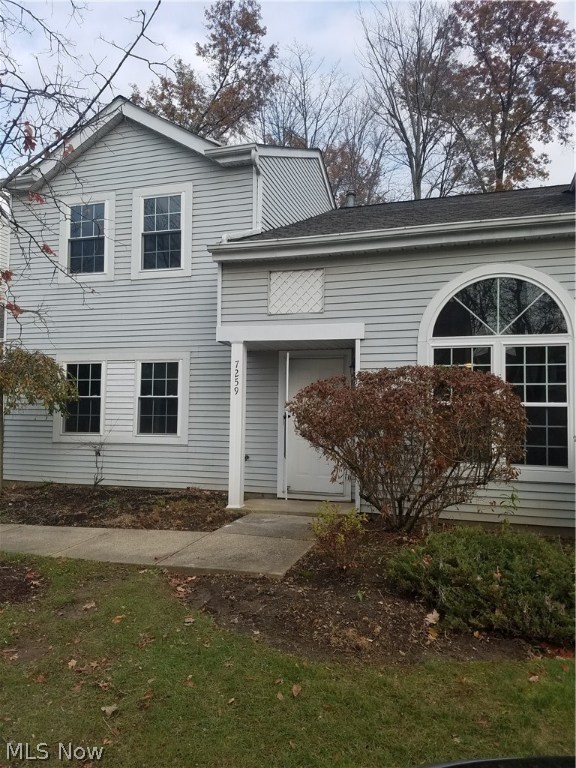 3 BR, 2 Full Bath Condo in the Courtyards of Woodbury. Nicely updated with all new Kitchen. Updated bathrooms too! New paint and carpet throughout! Vaulted ceiling in LR. Attached garage. Great suburban location near so much! Great highway access to Cleveland or Akron. Shopping nearby, and so close to the Cuyahoga Valley National Park! This is a Fannie Mae HomePath Property.