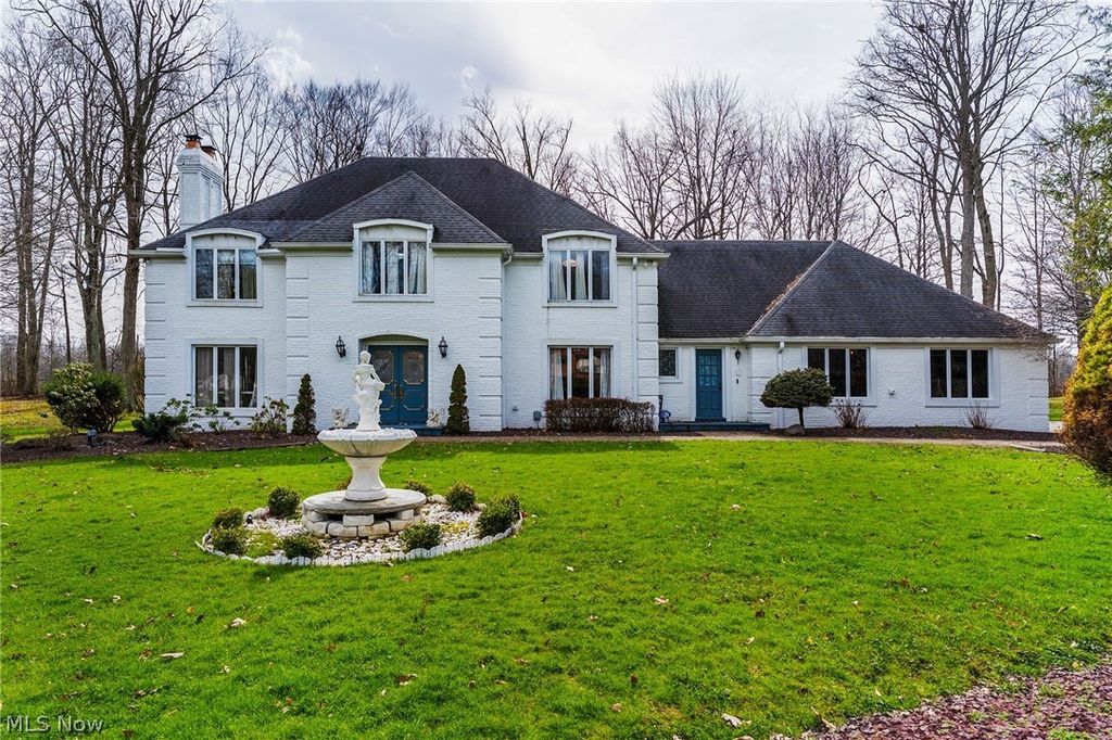 Photo of 1969 Twin Oaks Drive, Girard, OH 44420 (MLS # 5197998)