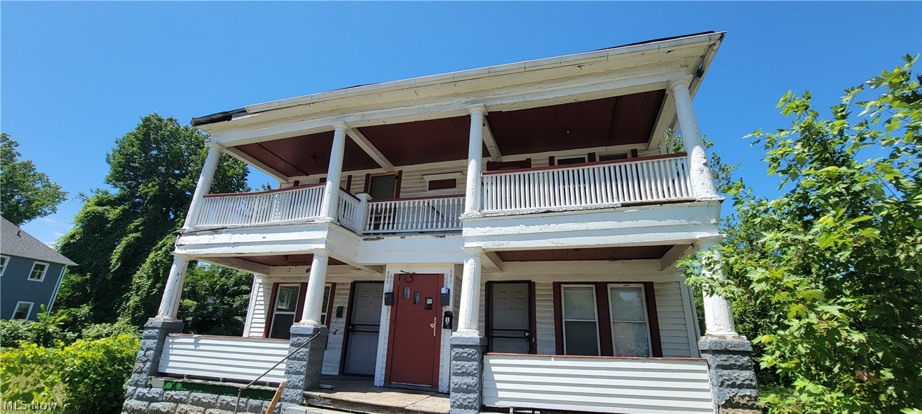 A cunning chance for cashflow carnivores. This 4 unit apartment building, each with 1bed/1bath, is making $2000 a month when fully occupied. With room to grow. Solid mechanical condition well worth improvement. Priced to move so don't miss out.