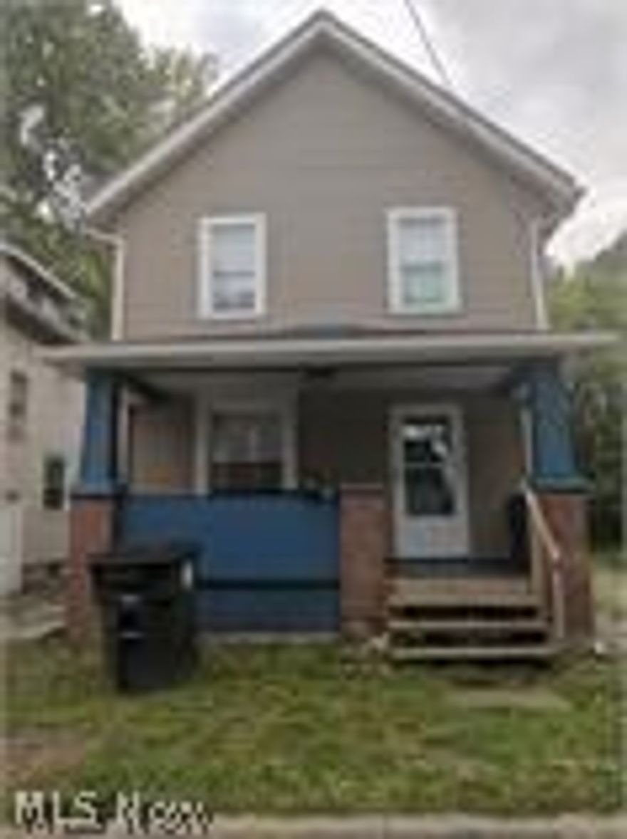 Lawn Care included in the rent
4 bd 2 bth SFH
Appliances included: fridge, stove, washer, dryer
Central air 
Updated kitchen/baths
Large rooms
New windows
Full basment and attic for extra storage
Walk in closets
Washer dryer hookups in kitchen
Back balcony porch 
6 Mins to the University of Akron
Large driveway and off-street parking
Quiet St
Pets ok with $200 deposit
Tenant pays utilities