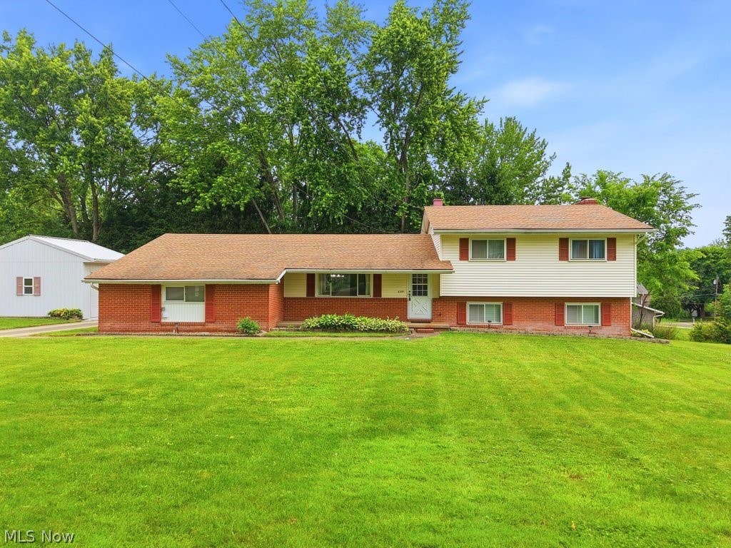 Photo of 6315 Redbird Terrace, New Franklin, OH 44216 (MLS # 5217981)
