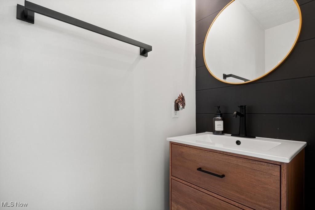 Medina, Ohio 44256, United States, 4 Bedrooms Bedrooms, ,3 BathroomsBathrooms,Residential,Pending,182820