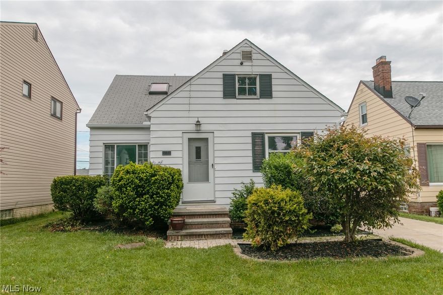 Completely renovated hone with new kitchen cabinets, quality granite, ss appliances, ceramic tile floor, updated bathrooms, paint and fixtures throughout. Brand new HVAC and HWT. New garage door, great neighbors in an awesome neighborhood. Please schedule your showing.