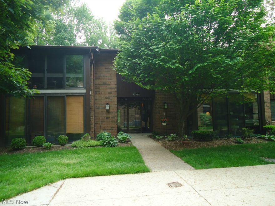 Well kept 2 bedroom, 2 full bath condo with a wooded view. The kitchen comes equipped with all appliances and a custom built tray ceiling. The suite laundry has its own laundry tub which is rare for the complex. Everything has been done-Just move in! The screened in balcony are wood framed with visqueen inserts for that fall weather and added insulation for the winter. Stanek replacement windows and patio slider approximately 5 years old.