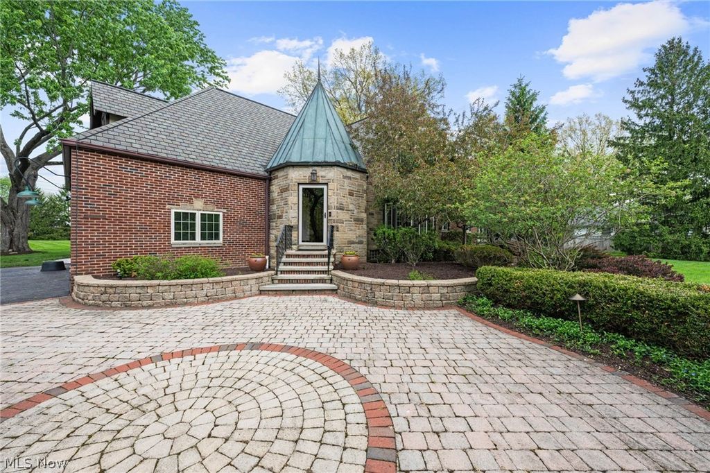 Photo of 6736 Big Creek Parkway PKWY, Middleburg Heights, OH 44130 (MLS # 5205459)