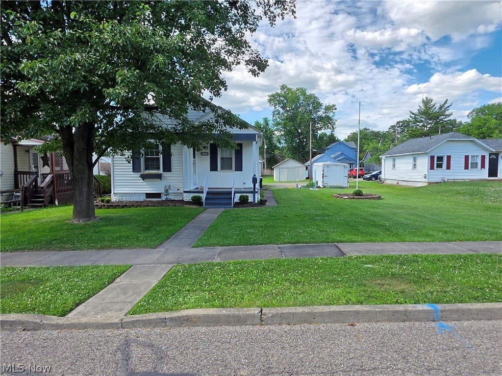 Photo of 415 Winton Avenue, Zanesville, OH 43701 (MLS # 5221350)