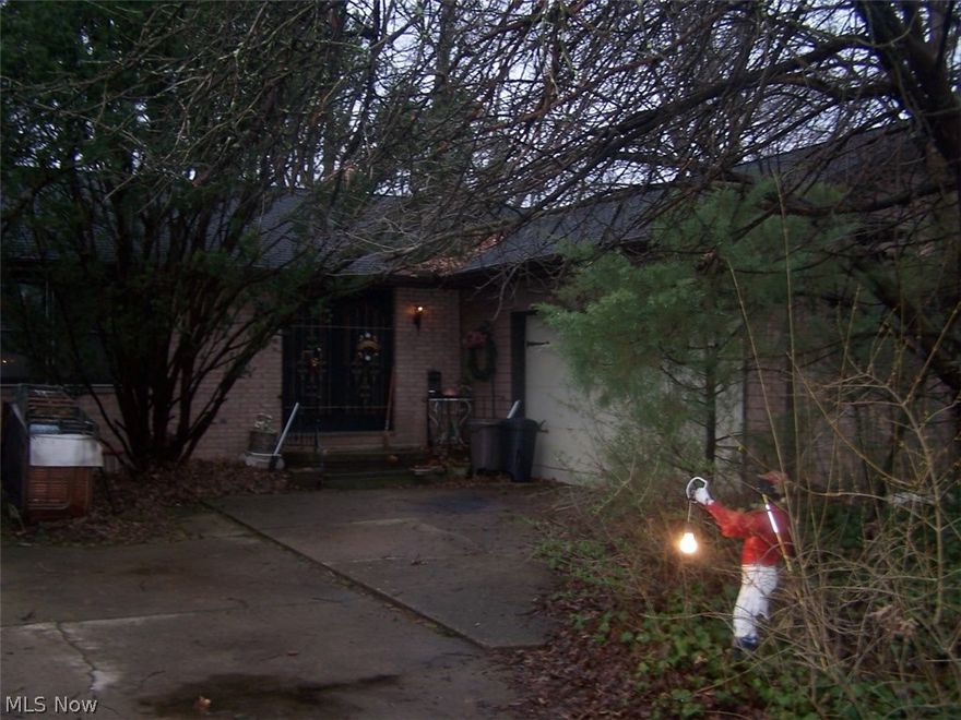 Large ranch home. Heavily wooded lot. Has 3 brs and 2 full baths with 2 car attached garage.  3 season enclosed room/deck.  Needs work. 
Come bring your rehab skills and turn this home into a jewel.