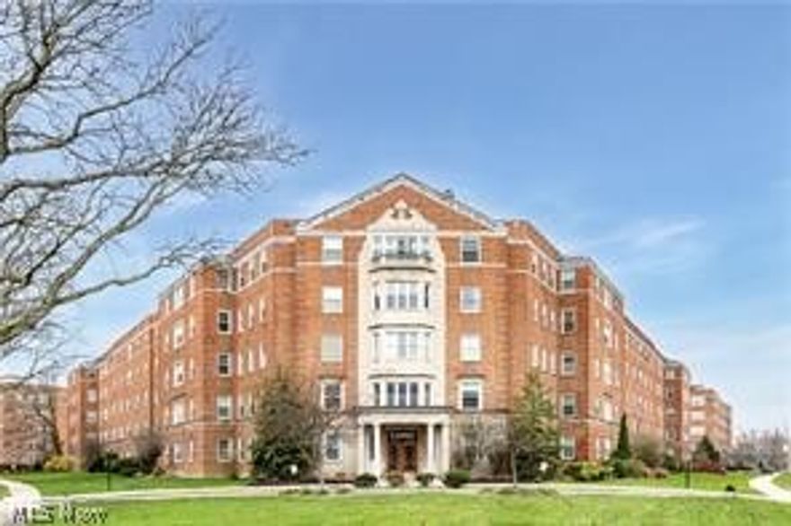 Turn-key 2-bedroom, 2 bath condo. POS compliant. 
Brand new windows, freshly painted and carpeted. Includes one indoor parking space in the heated garage.
Perfect for medical residents or fellows. HOA includes all utilities including A/C, gas, electric, water
sewer, and cable. Conveniently located to public transportation, parks, museums, great restaurants, world
class healthcare & educational facilities.