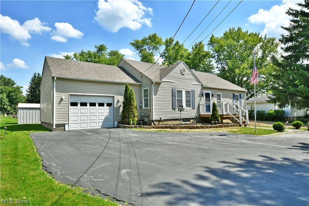Photo of 2935 N River Road NE, Warren, OH 44483 (MLS # 5217013)