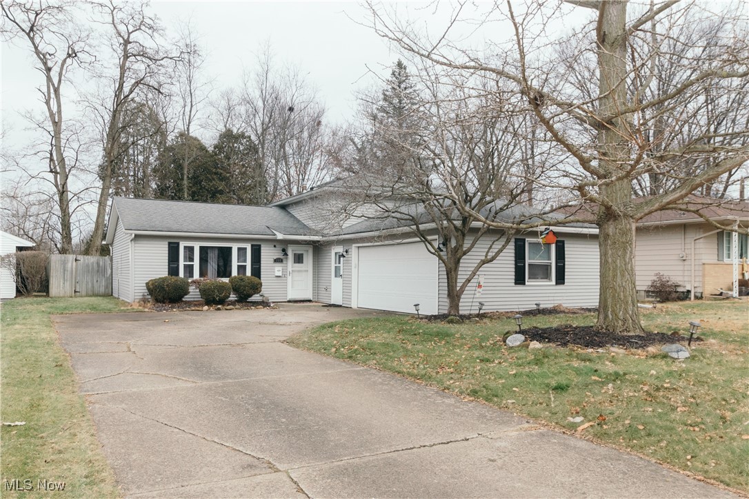 160 Pinewood Drive, Elyria, Ohio image 1