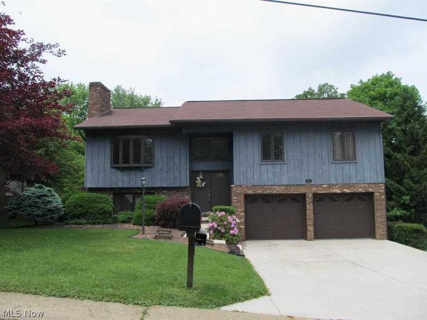 Move right in. Spacious 1,400 sq. ft. with 4BR, 3FB home with 638 sq. ft. in the basement. Open floor plan, treed private double lot. Deck. Home Warranty!!