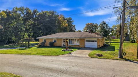 Tiny photo for 208 Creed Avenue, Hubbard, OH 44425 (MLS # 5252196)