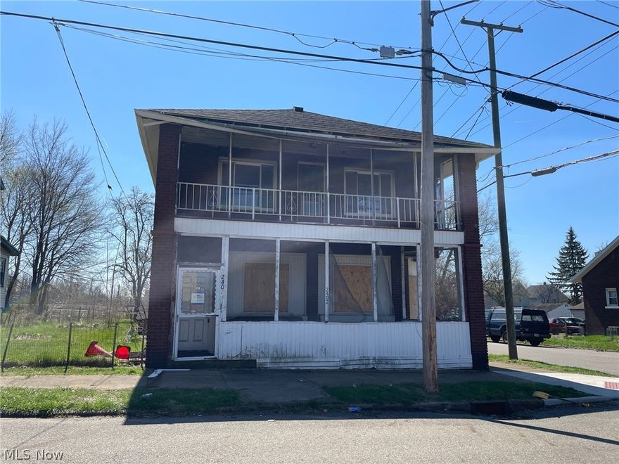 Spacious home . Separate living areas with separate entrances. Screened porch upstairs and downstairs.  Close to schools and​​‌​​​​‌​‌​​​‌‌​​​‌‌‌​​‌​​‌‌​​​​ shopping.