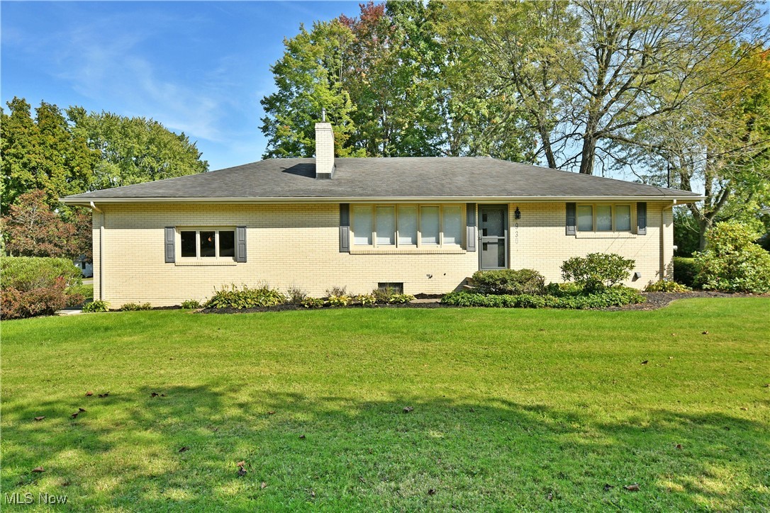 930 Crestwood Drive, Brookfield, Ohio image 1