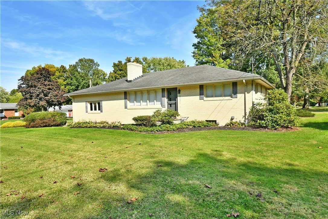 930 Crestwood Drive, Brookfield, Ohio image 2