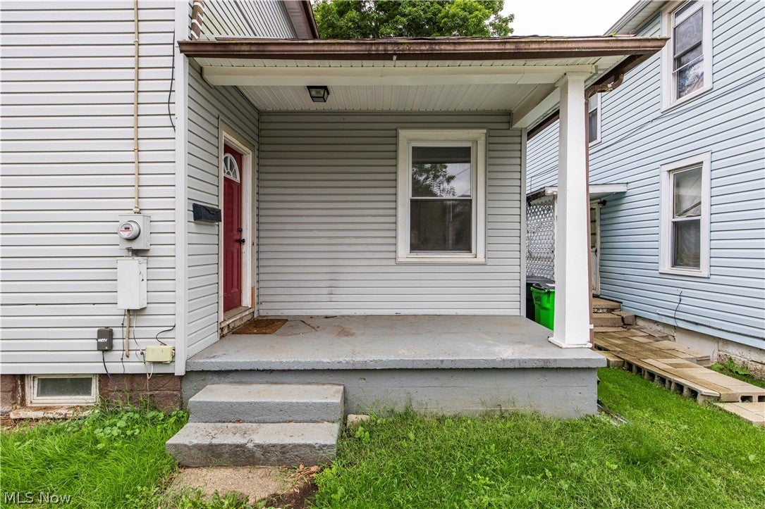 327 Schrock Place SW