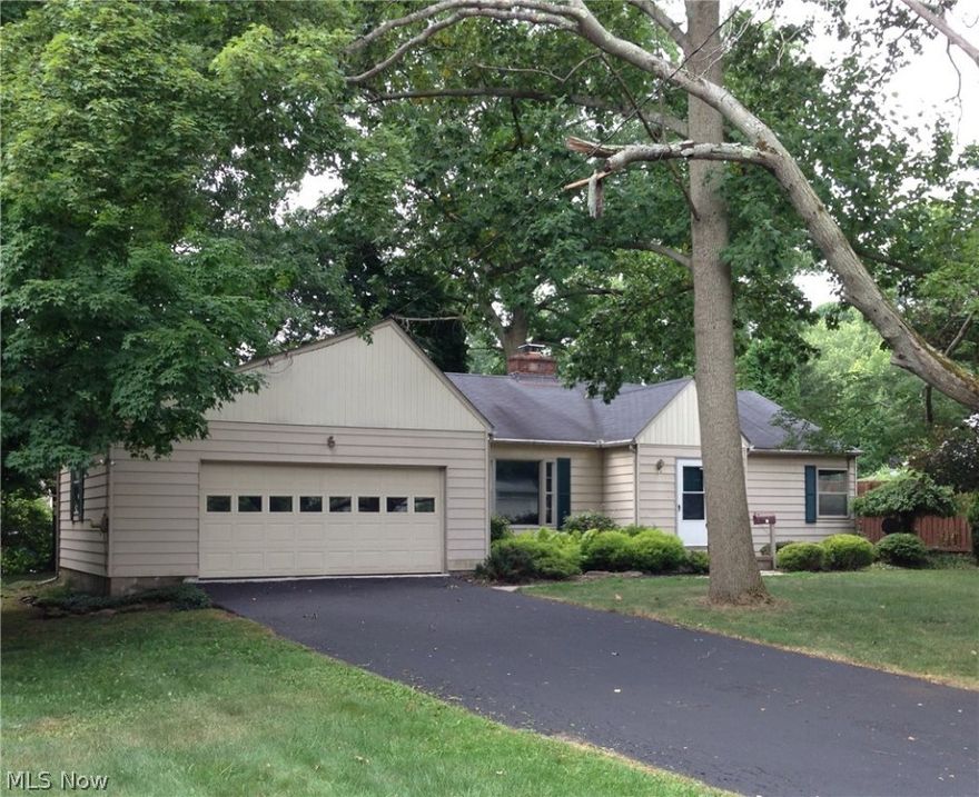 This spacious 3 bedroom ranch sits on a shady, treed lot. The foyer entryway opens to a large living room featuring a stone fireplace and bright picture window. A formal dining room leads into a fully applianced kitchen with hardwood flooring and a convenient dining nook. Rounding out the first floor are 3 large bedrooms that share a full bath. Also, there is a sunroom that opens to the shady back yard which is accessed from the dining room. Downstairs is a partially finished rec. room with a 2nd fireplace and full bath. Located close to schools, shopping and easy expressway access, this is a must see!
Seller will consider any and all offers. Don't hesitate!