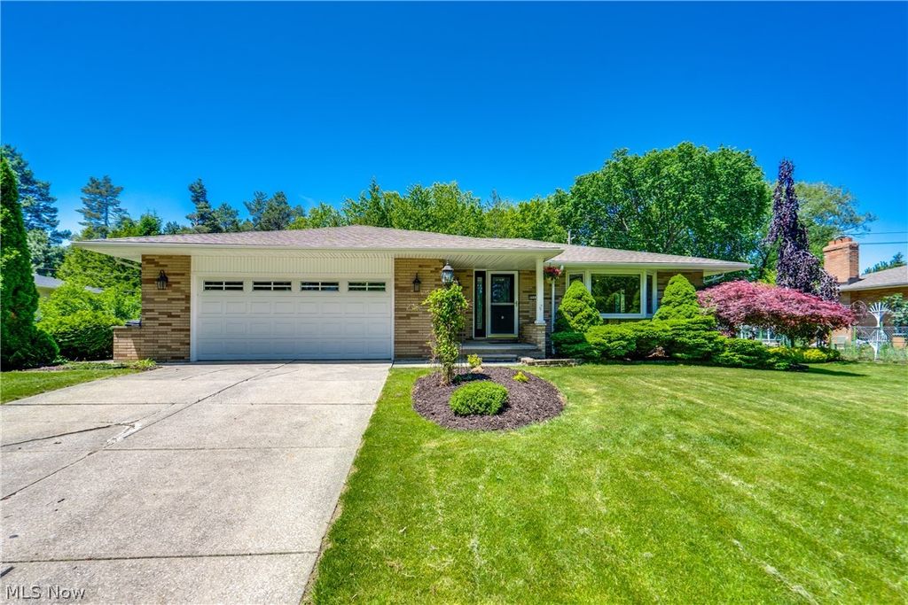 Photo of 9942 Vista Drive, North Royalton, OH 44133 (MLS # 5215172)