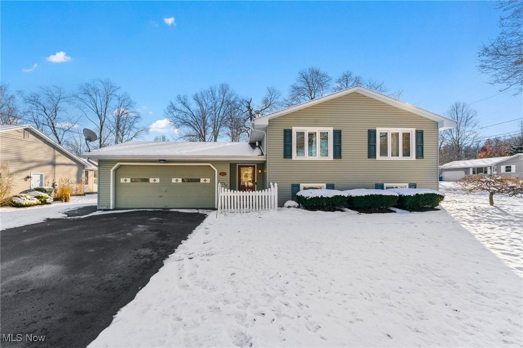 Photo of 665 Wendemere Drive, Hubbard, OH 44425 (MLS # 5175873)