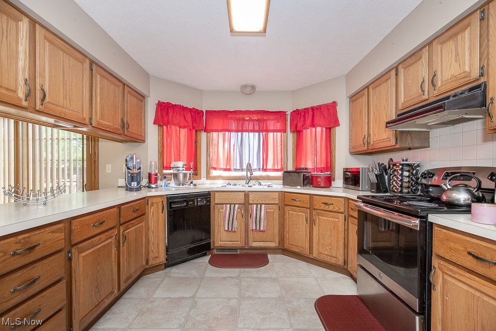 527 Amberwood Drive, Akron, Ohio image 15