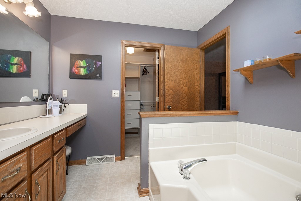 527 Amberwood Drive, Akron, Ohio image 25