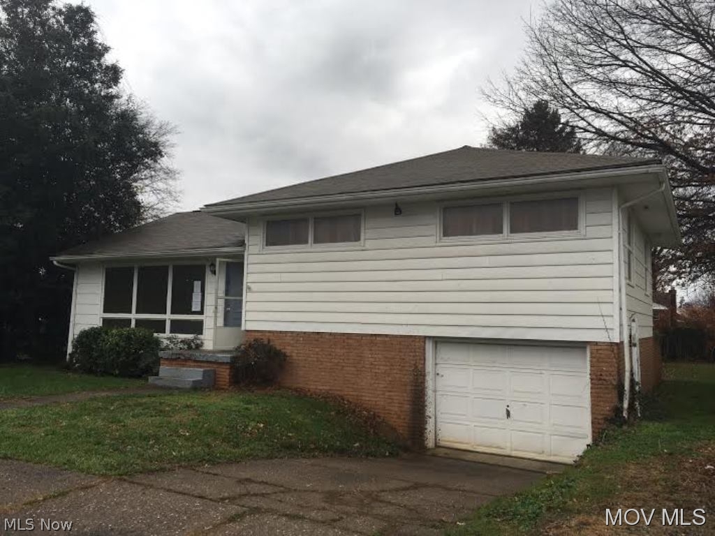 Tri-level with a lot of potential on a nice level lot in Belpre. Spacious living room with brick fireplace. Hardwood floors in the bedrooms. Basement bath is rough. Sold as-is. HUD Case #413-506657. M789 JJ Elem: Belpre Elementary School Elem/Bus: N JrHigh: Belpre Middle School JrHigh/Bus: N High: Belpre High School High/Bus: N Fire: CIT Police: CTY PossFreeGas: N ;SQFT=Fin L1:132, Fin L2:528, Fin L3:624, Fin Bsmt:0, Fin Above:1284, Fin Total:1284, Unfin L1:154, Unfin Bsmt:483, Unfin Above:637;GAR= 1 Car Built In