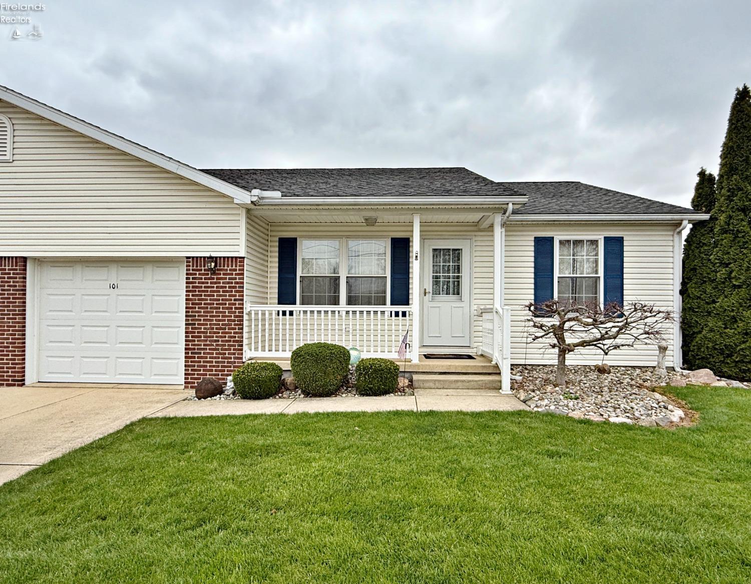 101 E Teakwood Court, Tiffin, Texas image 2