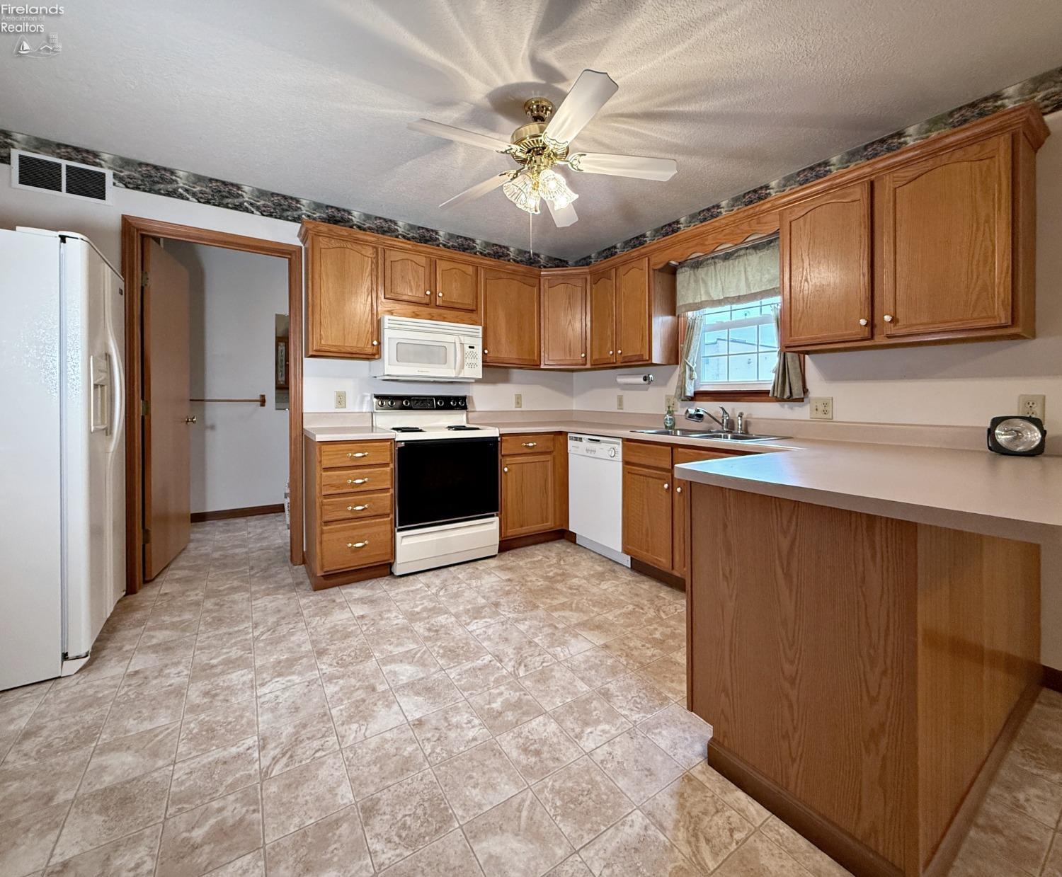 101 E Teakwood Court, Tiffin, Texas image 12
